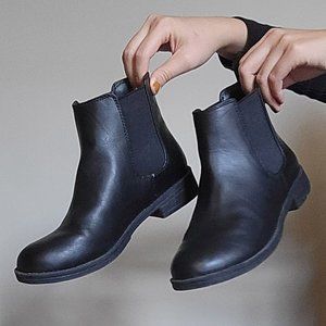 H&M DIVIDED BLACK CHELSEA BOOTS // US size 6